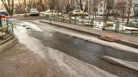 Дорога на улице Кулакова обросла льдом из-за утечки