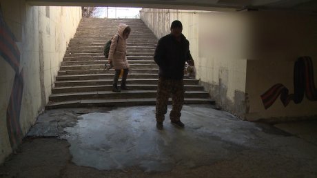 Подземный переход на проспекте Победы покрывается льдом