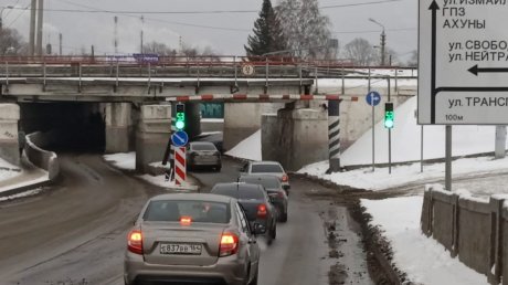 Работу светофора у Бакунинского моста обещают оптимизировать