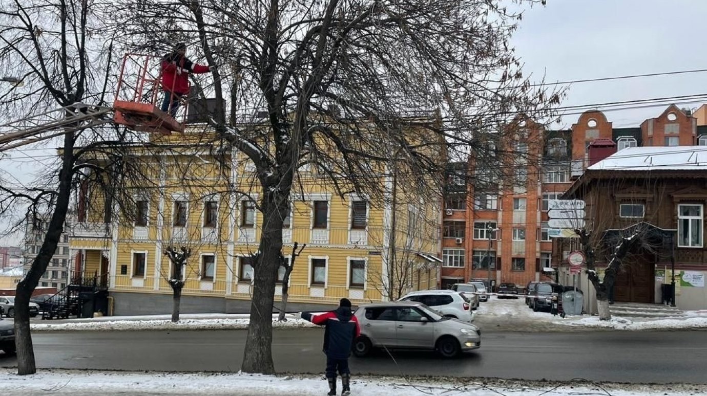 Наверху ул. Володарского в Пензе начали устанавливать светофор