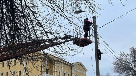 Наверху ул. Володарского в Пензе начали устанавливать светофор