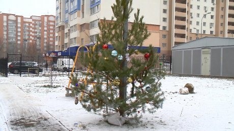 В Арбекове жители многоэтажек украсили подъезды к Новому году