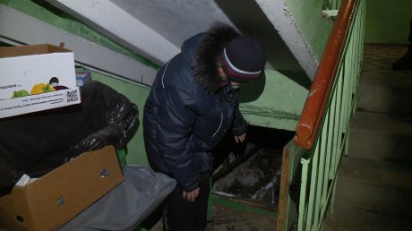 Жители дома на Ленинградской забили канализацию тряпками и подгузниками