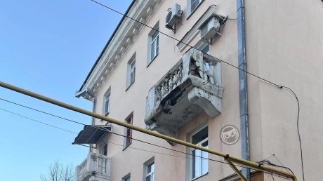 В центре Пензы фрагменты балкона рухнули на стоявшую Toyota Altezza
