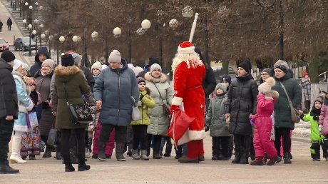 В Пензе устроили традиционное шествие Дедов Морозов