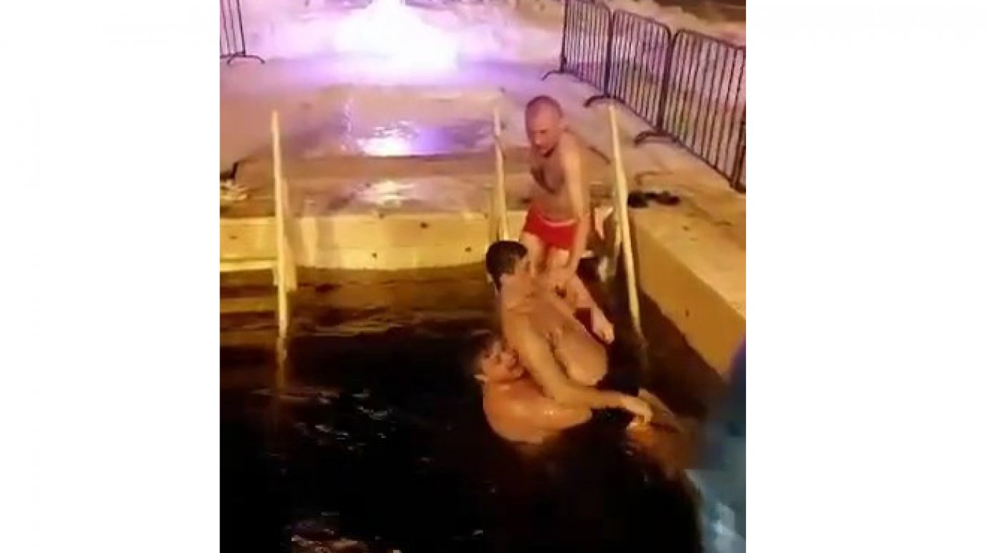 Россиянин едва не утонул в крещенской проруби и попал на видео