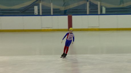 Пензенские школьники соревнуются в беге на коньках