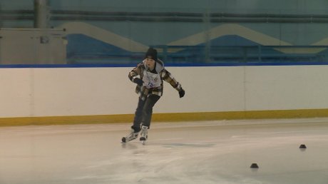 Пензенские школьники соревнуются в беге на коньках