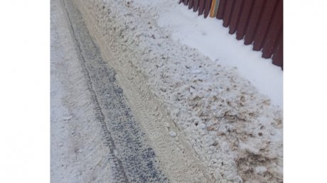 Хоть на забор лезь: на Бугровке оценили первую за зиму уборку снега