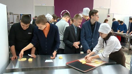 В Пензе школьникам показали, как делать вареники и булочки