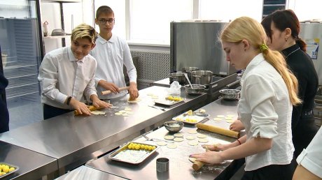 В Пензе школьникам показали, как делать вареники и булочки