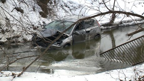 В Пензе люди остались живы после падения на машине с моста