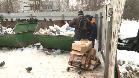 Бездомных подозревают в создании свалки на улице Ухтомского