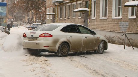 Тщательная уборка снега на улице Вяземского превратила двор в каток