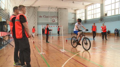 В Пензе более 100 человек показали фигурное вождение велосипеда