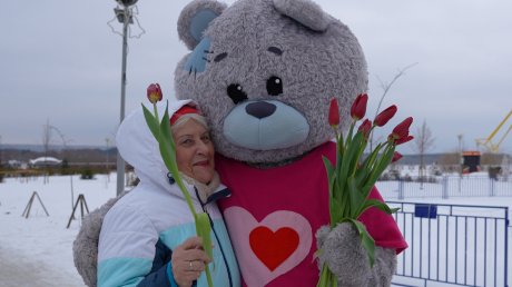 На 8 Марта по Спутнику прошел медведь с цветами