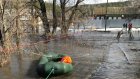 В Кузнецке паводок отрезал целую улицу от внешнего мира