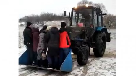 В Кузнецком районе люди добираются до дома в ковше трактора