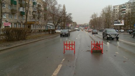 На улице Кулакова перегородили одну полосу дороги