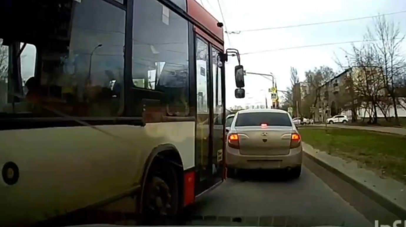 В Пензе водитель автобуса отомстил не пропустившему его водителю