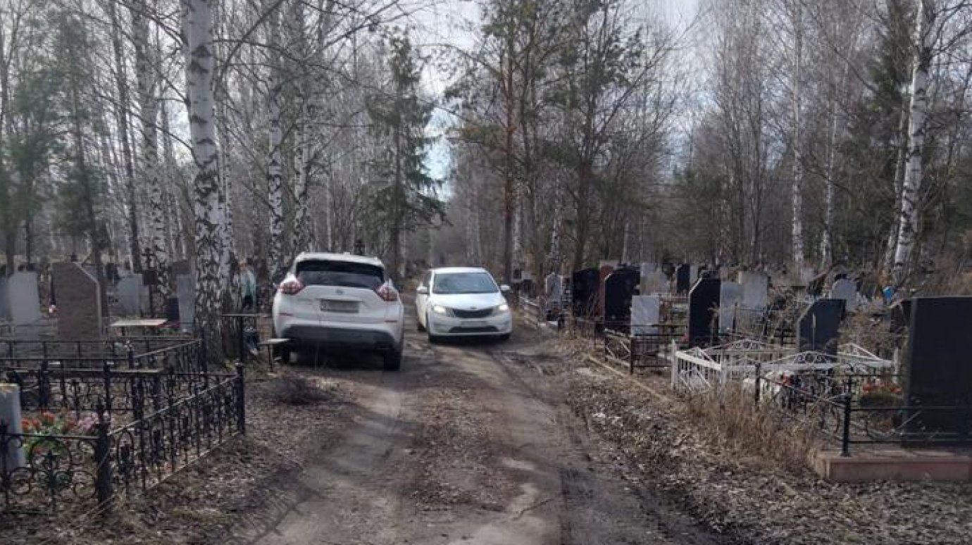 Автомобилисты разрушают места захоронения на Восточном кладбище