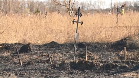 На Восточном кладбище вместе с травой сгорели кресты