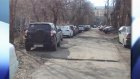 Двор на Урицкого заняли машины противников платной парковки