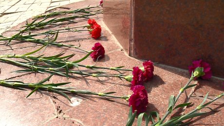 В Пензе возложили цветы к памятнику Участковому Милиционеру