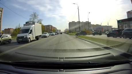 На улице Антонова водитель чудом избежал серьезной аварии