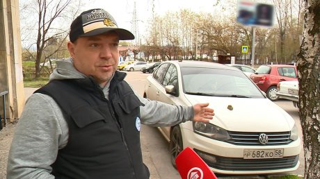 На улице Мира кирпич упал с дома на автомобиль