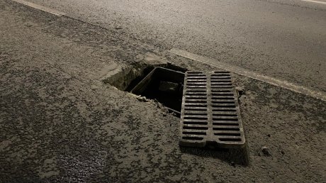 В Дальнем Арбекове водители рискуют угодить в дыру на проезжей части