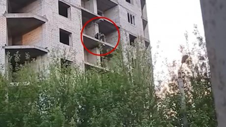 На улице Кижеватова дети прыгают по этажам долгостроя