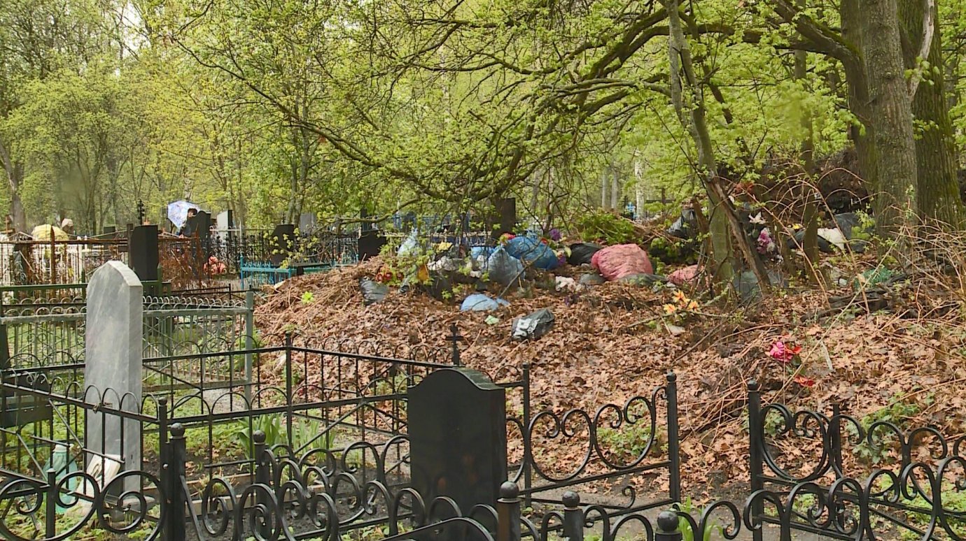 На Веселовском кладбище рядом с могилами годами растет свалка