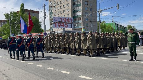 В Пензе в День Победы прошел парад и состоялось возложение цветов