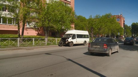 Брошенный Ford Transit на улице Рахманинова мешает водителям