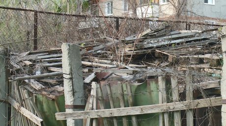 Житель дома на улице Вяземского пожаловался на старые гаражи