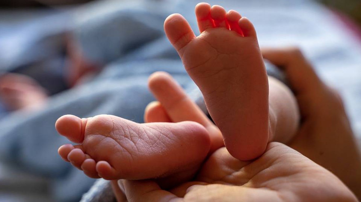 В России новорожденный младенец провалился в щель дивана и умер