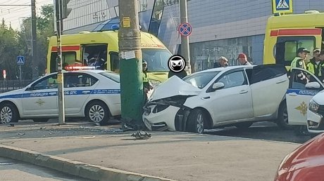 В центре Пензы автомобиль врезался в столб