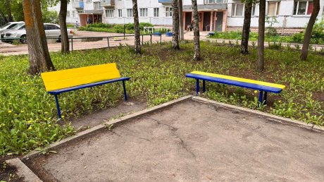 На проспекте Строителей заметили скамейки «запрещенного» цвета