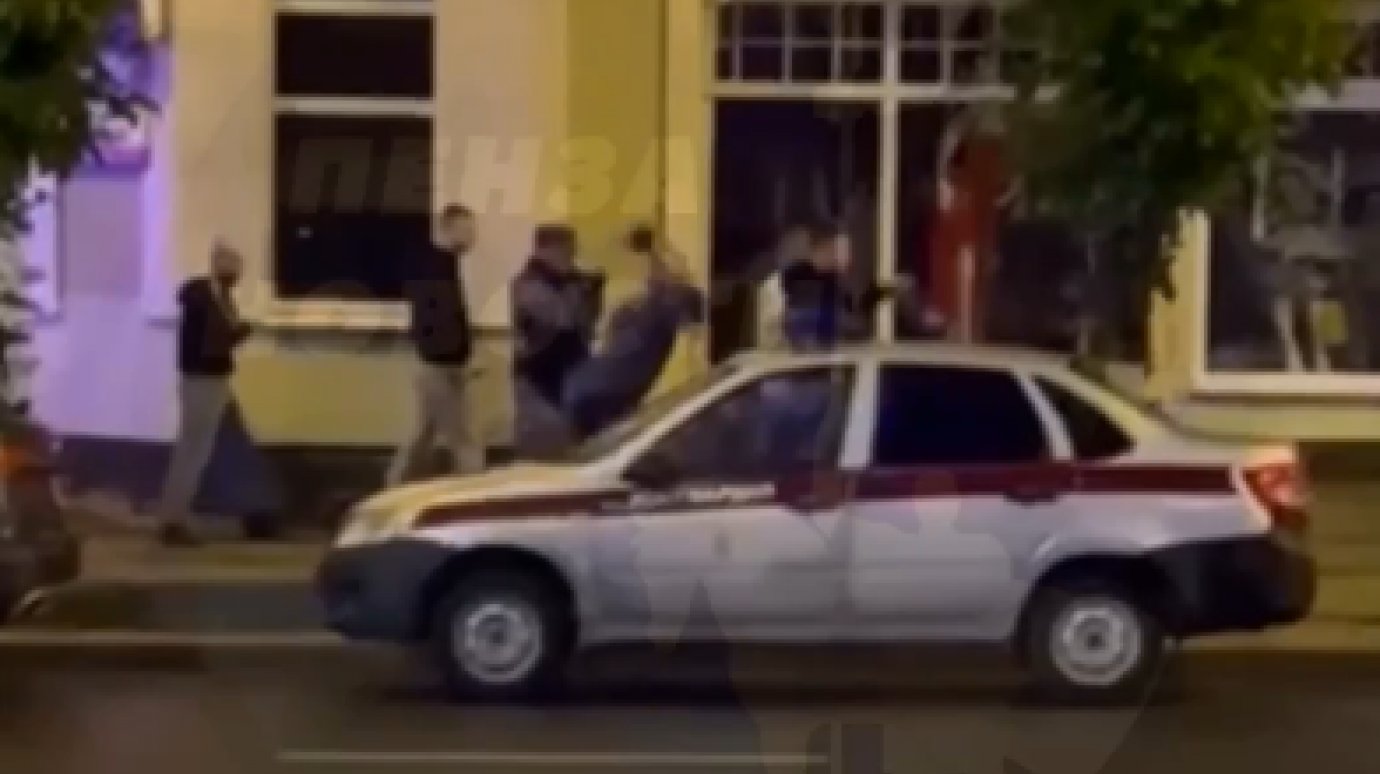 Напал на росгвардейца: на улице Кирова жестко задержали мужчину