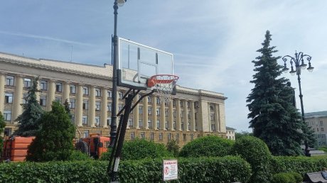 Пензенцы разбили стритбольную стойку на площади Ленина
