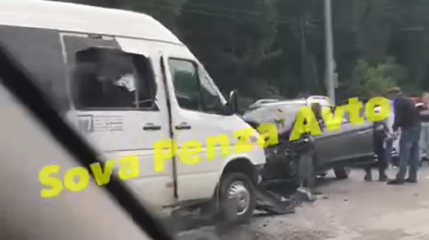 В ДТП на улице Окружной пострадали водитель и пассажиры маршрутки
