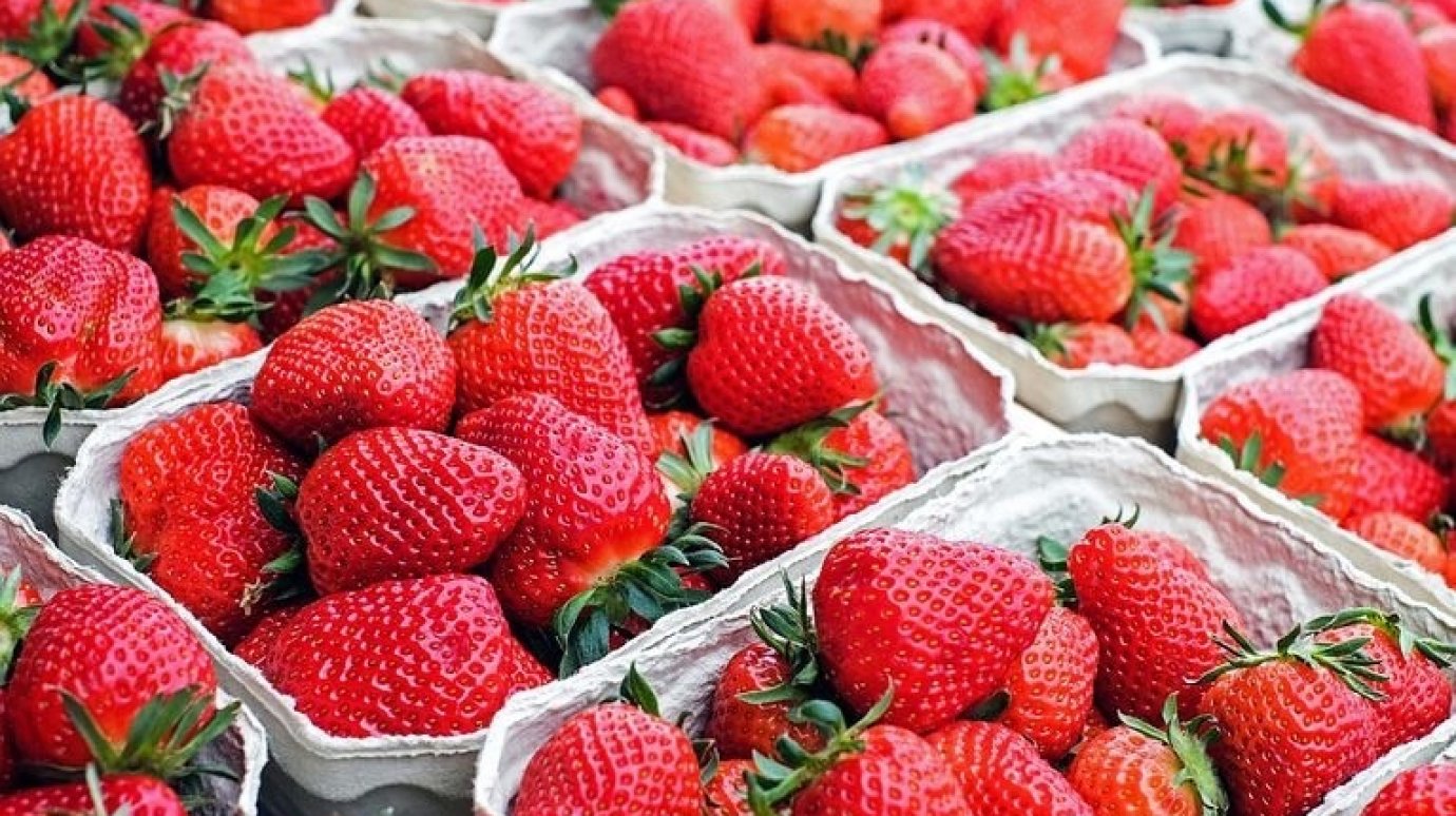 Пензенцам рекомендуют нюхать ягоды на рынке
