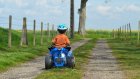В России четырехлетнего ребенка за рулем квадроцикла остановили на дороге