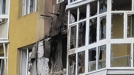 Сбитый беспилотник со взрывчаткой врезался в жилой дом в российском регионе