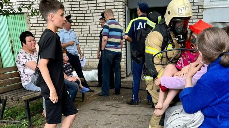 В Заречном пожарные вывели из горящего дома 25 человек