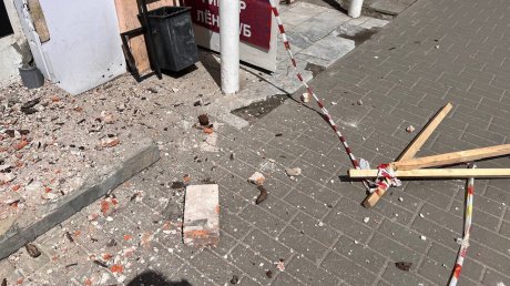 Обрушение у ТЦ «Гостиный двор»: тротуар по-прежнему небезопасен