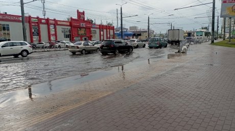 Пенза опять плывет: горожане делятся кадрами потопа на улицах
