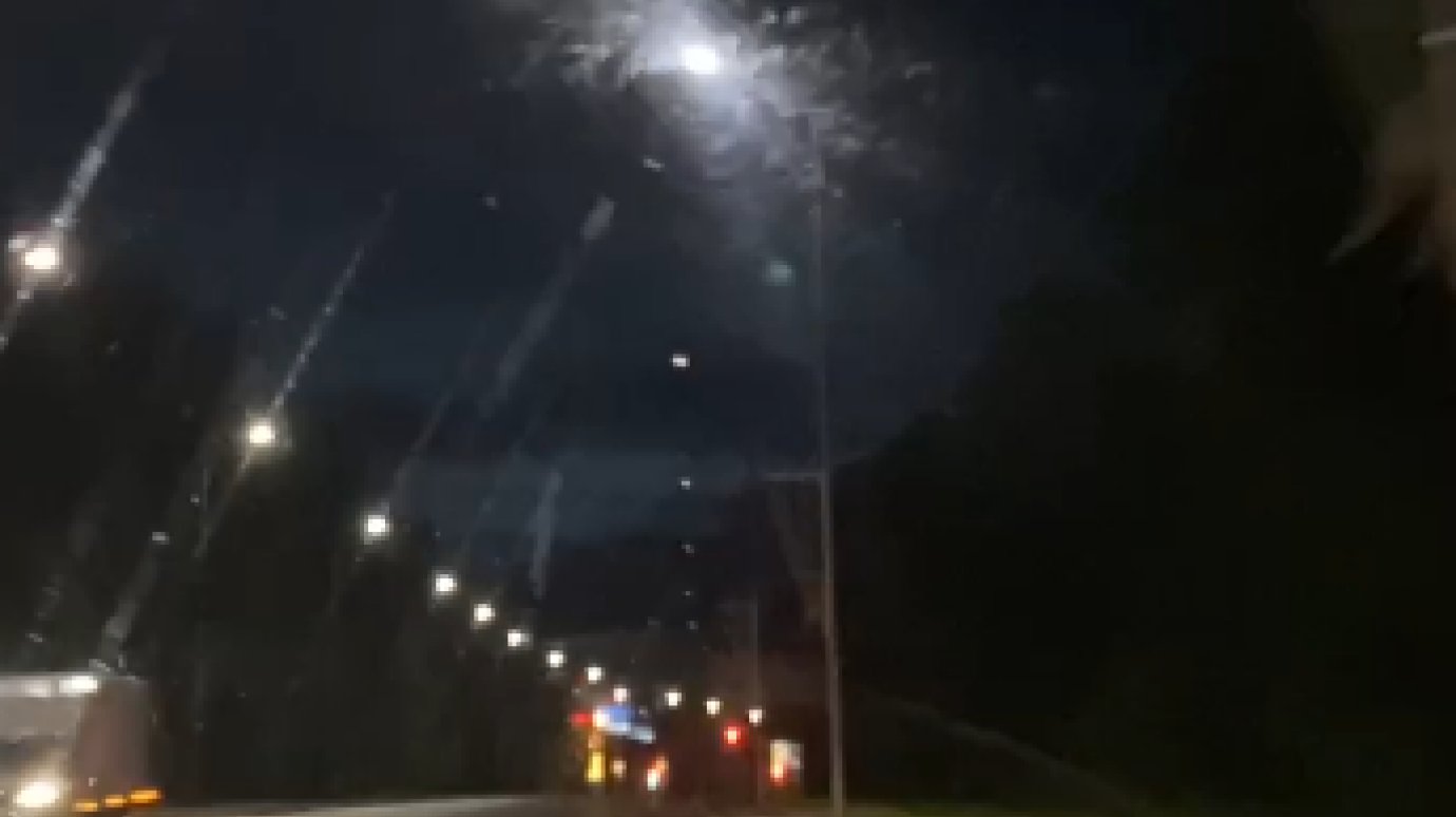 Водитель сравнил освещение на улице Окружной со световым шоу