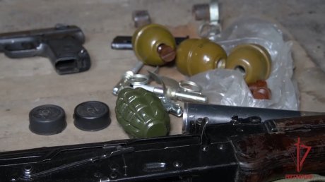 Появились кадры из гаража со спрятанным оружием и гранатами
